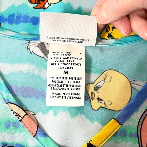 NWT Looney Tunes Stretch Scrub Top Size Medium - Picture 7 of 10
